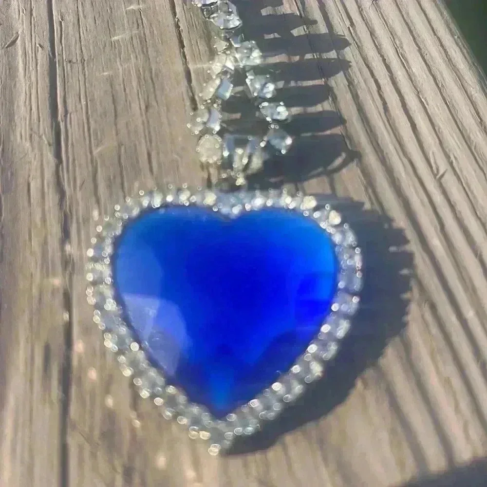 Rhinestone costume, jewelry, beautiful heart. - Picture 7 of 8